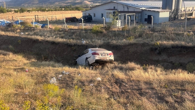 Erzincan'da otomobil yoldan çıktı: 3'ü çocuk 6 yaralı