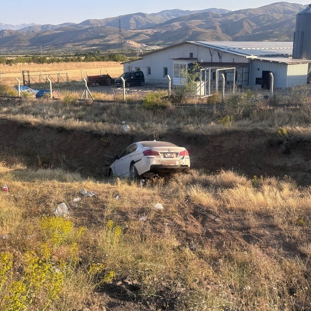 Erzincan'da otomobil yoldan çıktı: 3'ü çocuk 6 yaralı