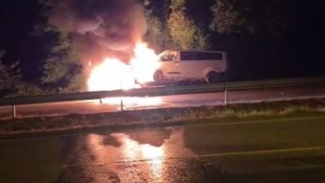 Seyir halindeki çekici alev aldı, üzerindeki kamyonet de yandı