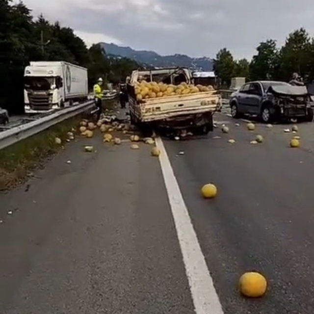 Kavun yüklü kamyonet ile otomobil çarpıştı: 3 yaralı