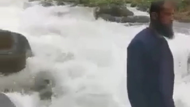 Arap turistlerin dere ve göl kenarındaki fotoğraf çekme merakı tatsız bitiyor
Arap turistlerin dere ve göl kenarlarına gereğinden fazla yaklaşması istenmeyen olaylara neden oluyor
Uzungöl çevresinde ve yöredeki derelerde boğulmalara karşı bir dizi tedbir alınması bekleniyor