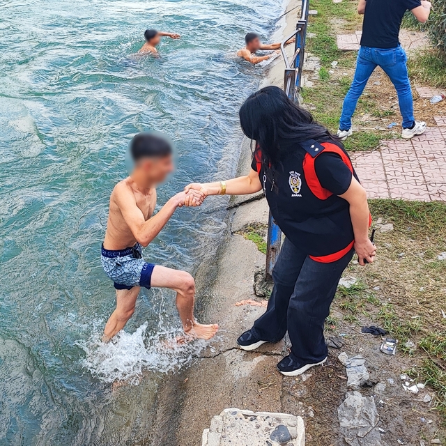 Adana'da sulama kanalına giren 7 kişiye 25 bin 942 TL ceza
Sulama kanalında...