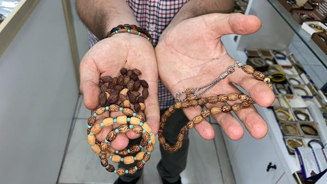 Kahvaltı sofralarının atığı, el emeğinin hammaddesi oldu
Tesepih ustası 100 zeytin çekirdeği getirene zeytin çekirdeklerinden örülen bir bileklik hediye ediyor