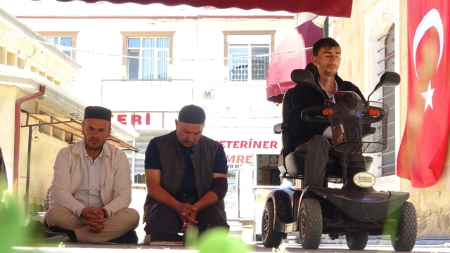Bayburtlu genç akülü tekerlekli sandalyesiyle cemaatle saf tutuyor: "Allah'ın huzuruna gitmeye hiçbir engel yoktur"