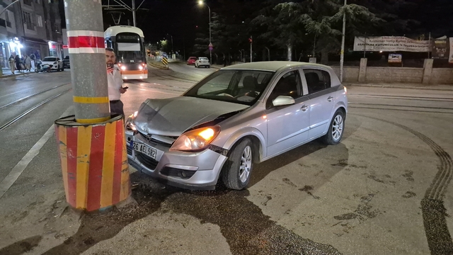 Kontrolden çıkan otomobil tramvay hattının direğine çarptı: 1 yaralı