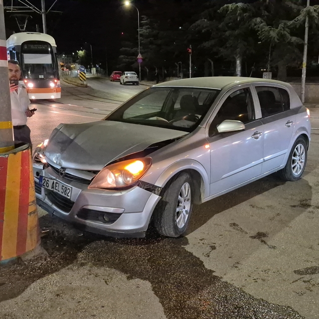 Kontrolden çıkan otomobil tramvay hattının direğine çarptı: 1 yaralı
