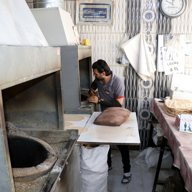 Lavaş ekmek üretirken çocukluk hayali olan romanı yazdı