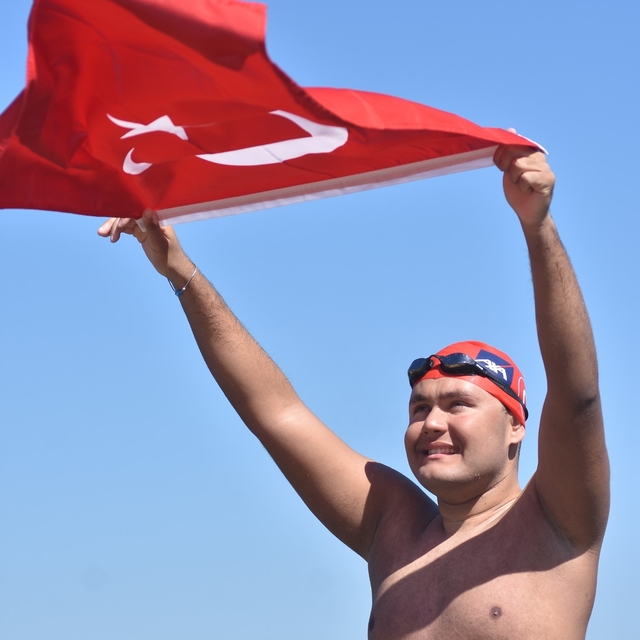 Otizmli yüzücü Tuna Tunca'dan Kuzey Kanalı'nda tarihi başarı