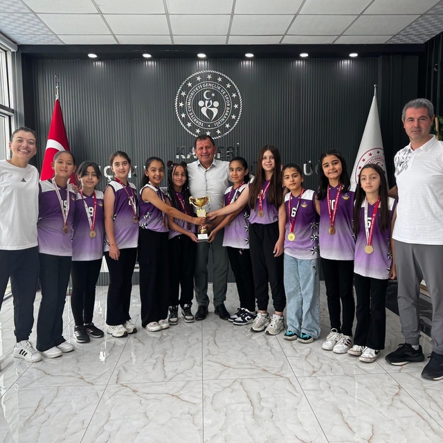 Kayseri şampiyonu sporculardan İl Müdürü Kabakcı'ya ziyaret