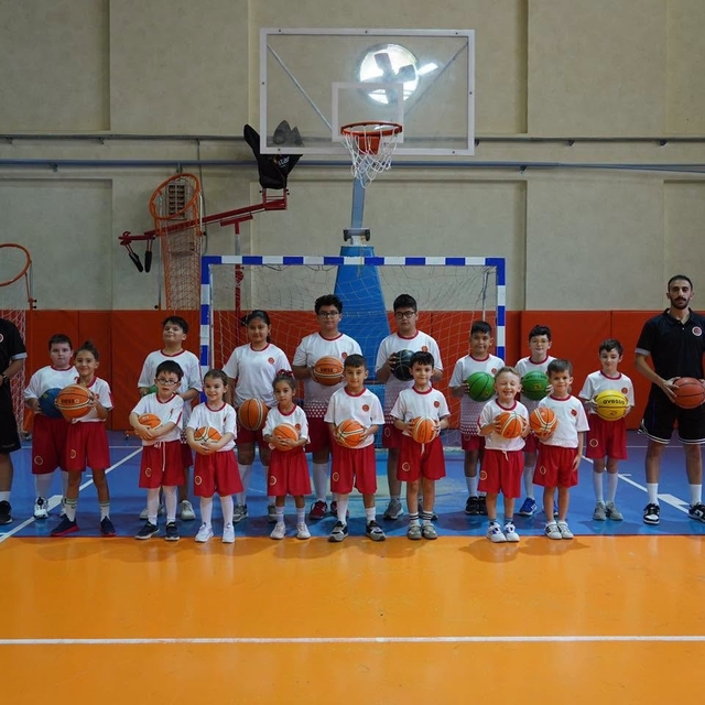 Yaz spor okullarında yüzlerce çocuk keyifli vakit geçiriyor