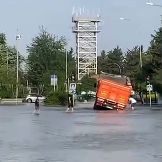 Adana'da su borusu patladı, yollar göl oldu