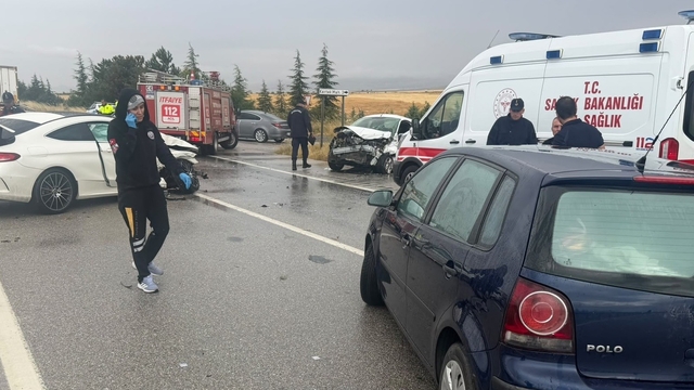 Eskişehir'de yağmur sonrası 3 aracın karıştığı trafik kazası, 2'si ağır 6 yaralı