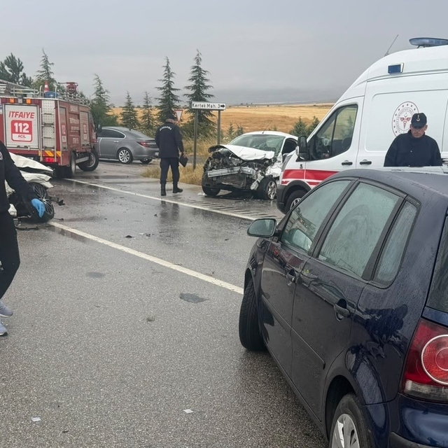 Eskişehir'de yağmur sonrası 3 aracın karıştığı trafik kazası, 2'si ağır 6 y...