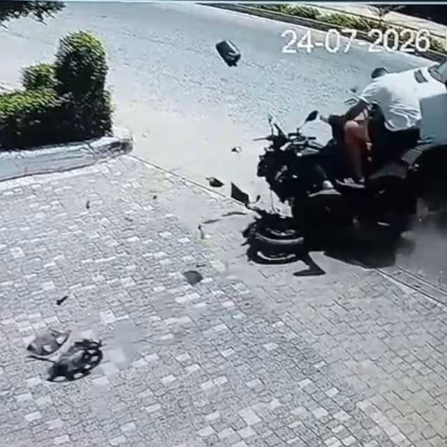 Tur midibüsüyle çarpışan motosiklettekiler yola savruldu
Güvenlik kamerasın...