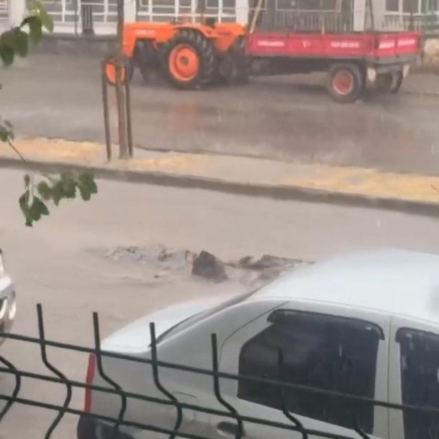 Karacabey'de şiddetli yağmur yolları göle çevirdi