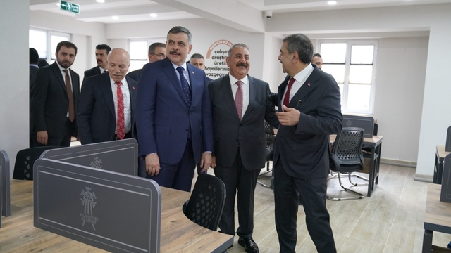 Bakan Çiftçi ve Bakan Tekin'den Palandöken Belediyesi'ne övgü
Palandöken'in mahalle konakları bakanlardan takdir topladı