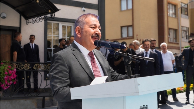 Palandöken'de iki yeni mahalle konağı hizmete açıldı
Palandöken'de eser belediyeciliğine iki yeni imza
Başkan Sunar: "Bu konaklar, komşularımızın ortak evi olacak"