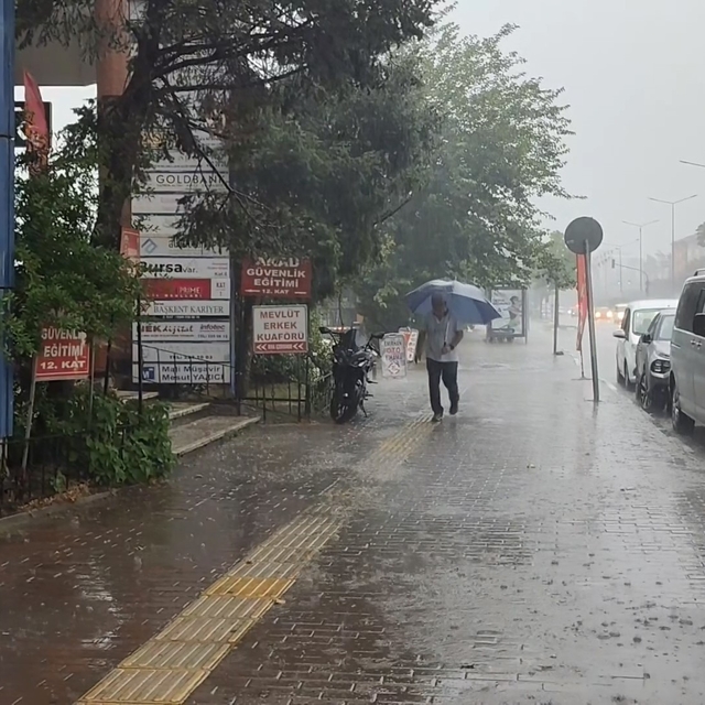Bursa'da yollar göle döndü, vatandaşlar zor anlar yaşadı