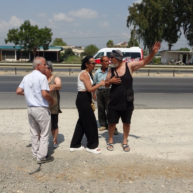Otomobil ile motosiklet çarpıştı, görgü tanığı ile sürücü kazayı tartıştı