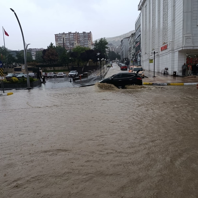 Yozgat'ta sağanak; cadde ve sokaklar göle döndü