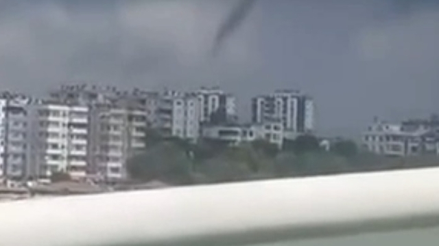 Adana'da sağanak ve hortum; yasağa rağmen denizde yüzmeye devam ettiler