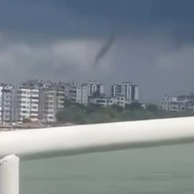 Adana'da sağanak ve hortum; yasağa rağmen denizde yüzmeye devam ettiler