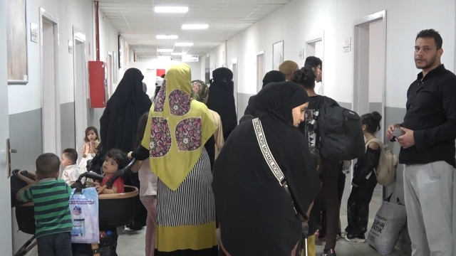 Öncüpınar'da  Suriyelilerin gönüllü geri dönüş mesaisi devam ediyor
Kilis sınırında gönüllü dönüş yoğunluğu
12 yıl sonra ülkesine döndü, ilerleyen yıllarda Türkiye'ye turist olarak gelecek