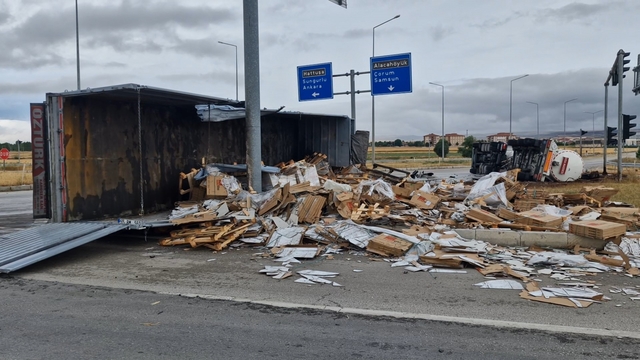 Çorum'da tır ile tankerin çarpıştı:2 yaralı