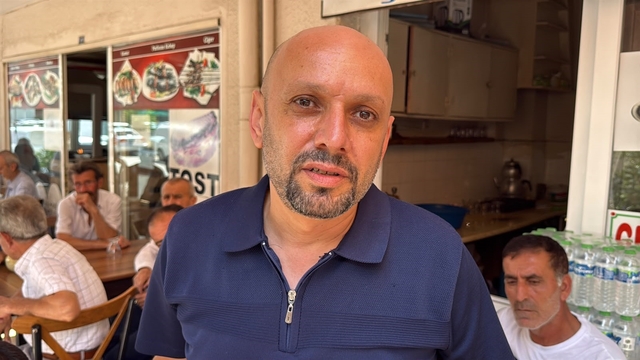 Kumarbaz bekçi, boşanma aşamasındaki eşini kızının yanında uyurken öldürmüş
Boşanma aşamasındaki eşi tarafından öldürülen Hatice Mine'nin cenazesi ailesine teslim edildi