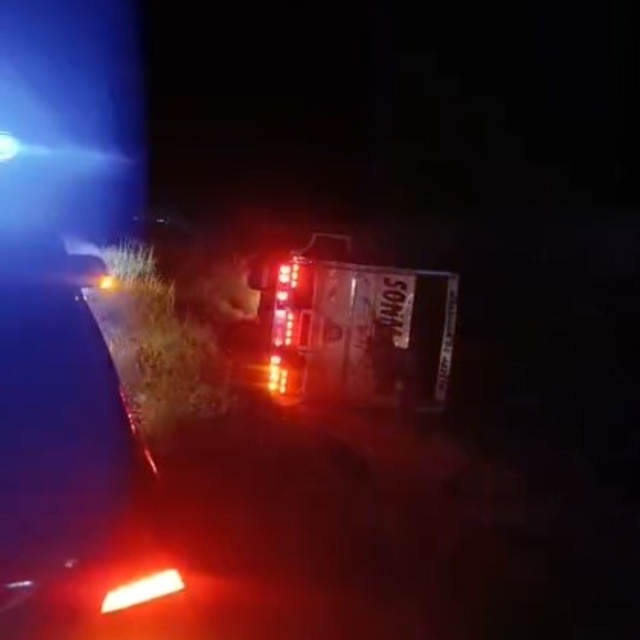 Karapınar'da kamyon şarampole devrildi: 2 yaralı