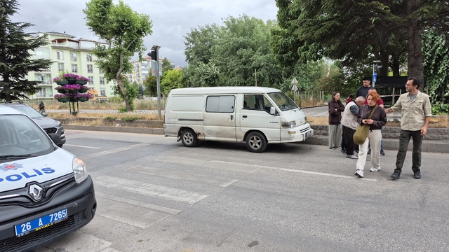 Yaya geçidinde duramayan minibüs, anneanne ve torununa çarptı