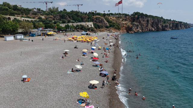 Antalya'da az bulutlu havada sahiller doldu