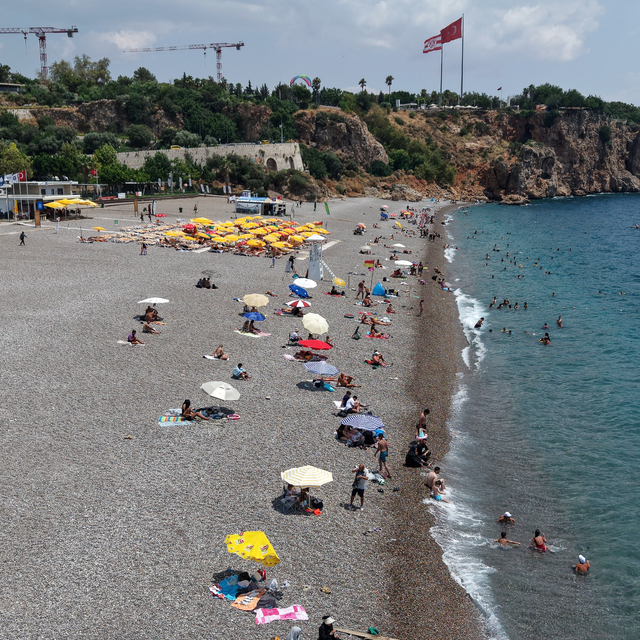 Antalya'da az bulutlu havada sahiller doldu