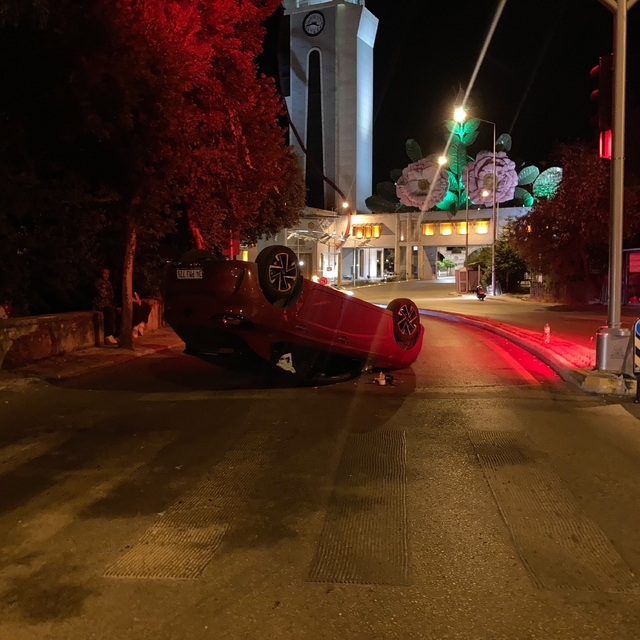 Isparta'da refüje çarpan otomobil ters döndü, sürücü hafif yaralandı