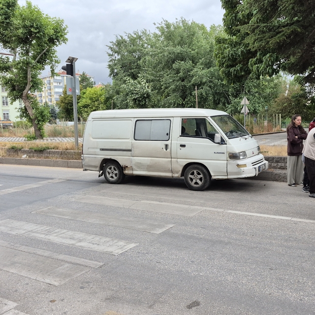 Yaya geçidinde duramayan minibüs, anneanne ve torununa çarptı