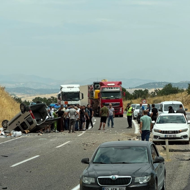 Hafif ticari araç karşı şeride geçti: 4 yaralı