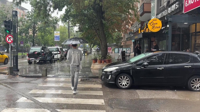 Kocaeli'de aniden bastıran sağanak hayatı olumsuz etkiledi