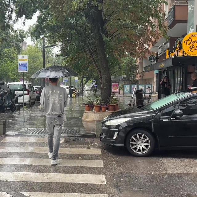 Kocaeli'de aniden bastıran sağanak hayatı olumsuz etkiledi