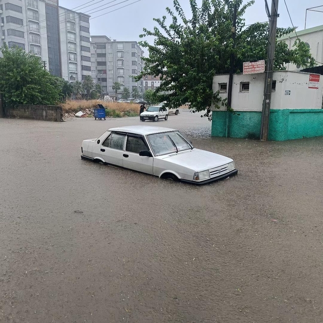 Şiddetli yağış Osmaniye'yi vurdu, araçlar ve iş yerleri sular altında kaldı