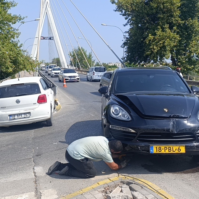 Karşı yola geçmek için alt geçidi kullanmadı, kaza kaçınılmaz oldu
İki otom...