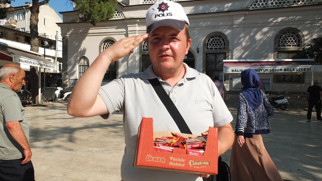Burhaniye'de Polis şapkalı seyyar satıcı ilgi odağı oldu