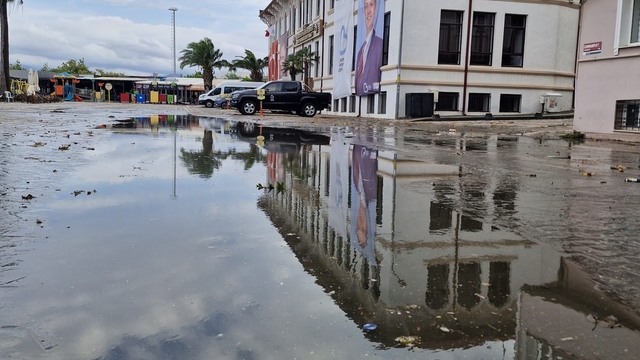 Bandırma'da sağanak sonrası cadde ve sokaklarda su birikintileri oluştu