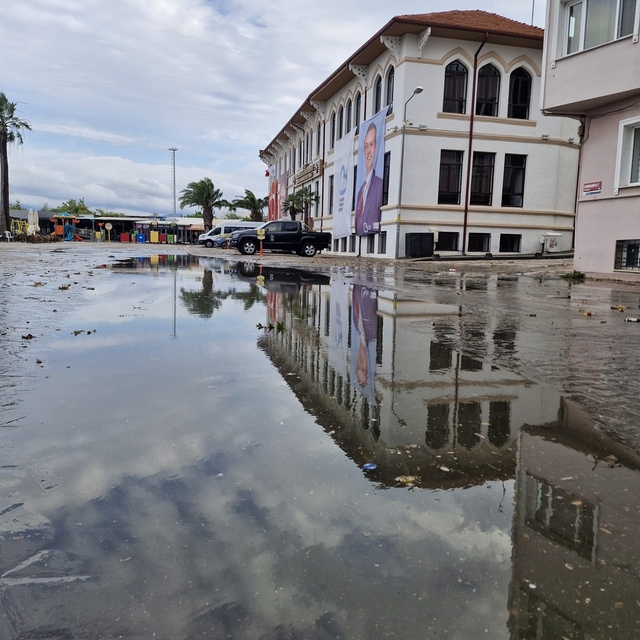 Bandırma'da sağanak sonrası cadde ve sokaklarda su birikintileri oluştu