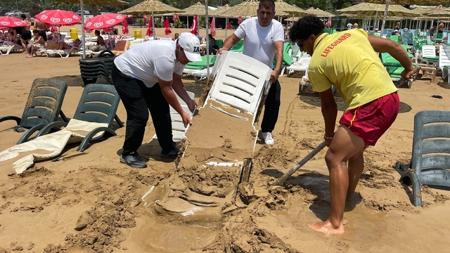 Alanya'da dev dalgalar şezlongları kuma gömdü
Cankurtaranlar ve işletme çalışanları kürekle kumu kazıp şezlongları çıkardı