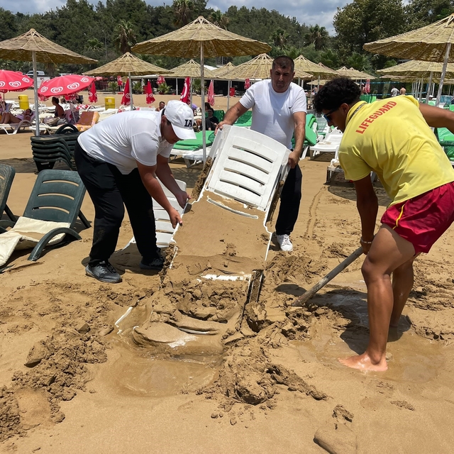 Alanya'da dev dalgalar şezlongları kuma gömdü
Cankurtaranlar ve işletme çal...