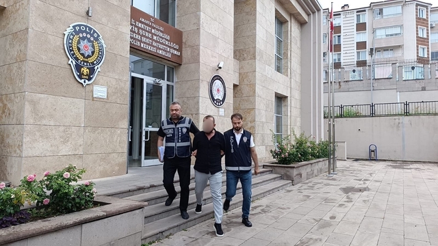 Kuyumcu dükkanında altın kolye hırsızlığı kamerada (2)