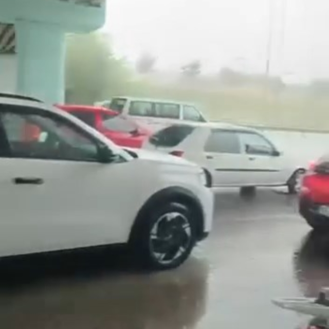 Sağanağa yakalanan motokuryeler köprü altına sığındı