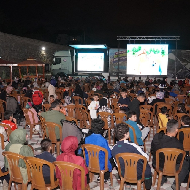 Isparta Belediyesi'nden Sav'da çocuklara açık hava sineması