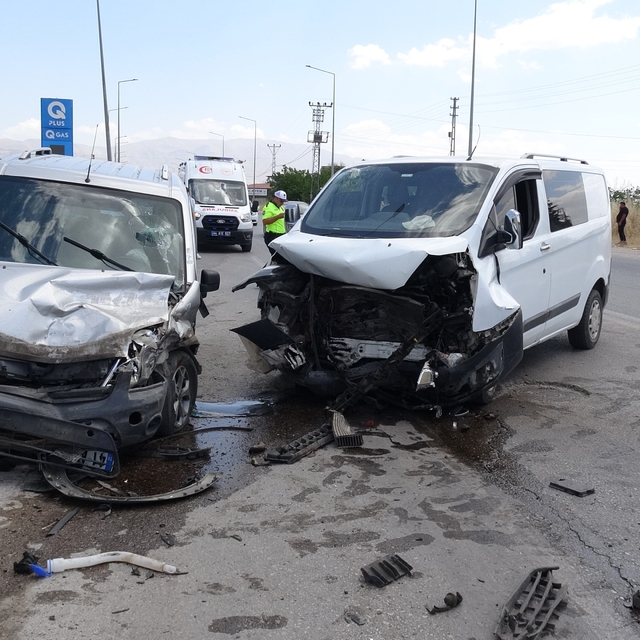 Malatya'da iki hafif ticari aracın çarpıştığı kazada 8 kişi yaralandı