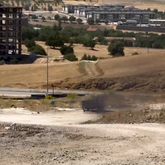 Elazığ'da boş alandaki motosiklet alev alev yandı